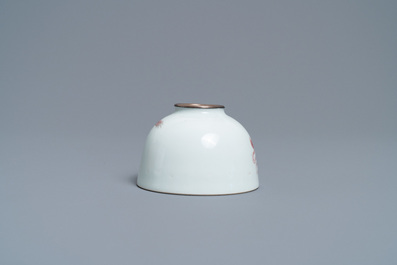 Un lave-pinceaux en porcelaine de Chine en rouge de fer figurant un dragon, 18/19&egrave;me