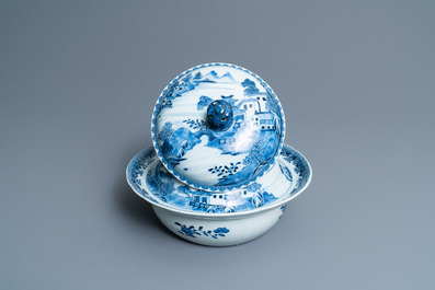 Een zeldzame Chinese blauw-witte scheepsterrine, Qianlong