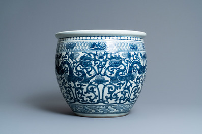 Un aquarium en porcelaine de Chine en bleu et blanc, 19&egrave;me