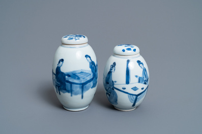 Deux bo&icirc;tes &agrave; th&eacute; couvertes en porcelaine de Chine en bleu et blanc, Kangxi