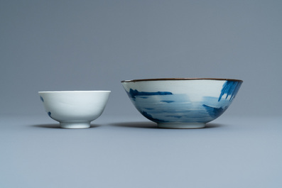 Trois assiettes et deux bols en porcelaine de Chine 'Bleu de Hue' pour le Vietnam, 19&egrave;me
