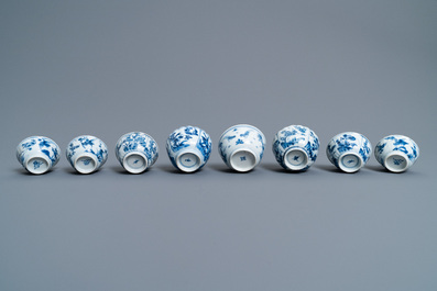 Acht Chinese blauw-witte koppen en vijf schotels, Kangxi