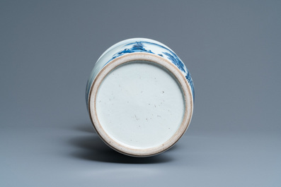 Un vase de forme 'yenyen' en porcelaine de Chine en bleu et blanc, Kangxi
