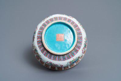 Een Chinese famille rose 'zhadou', Xianfeng merk en periode