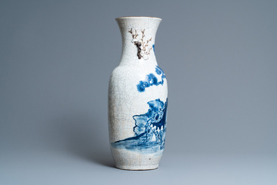 Een Chinese blauw-witte Nanking craquel&eacute; vaas met Li Tieguai, 19e eeuw