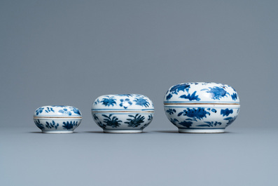 Huit plats, un sous-plat et trois bo&icirc;tes couvertes en porcelaine de Chine en bleu et blanc, Yongzheng et apr&egrave;s