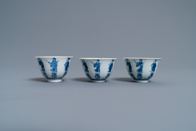 Trois tasses et deux soucoupes en porcelaine de Chine en bleu et blanc, Kangxi