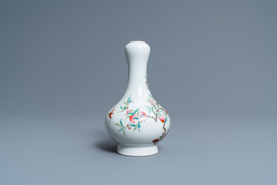Een Chinese famille rose flesvormige 'perziken' vaas, 'Dun mu tang zhi' merk, Republiek