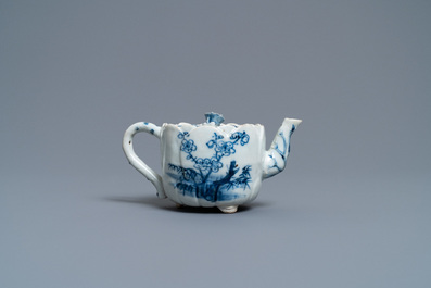 Une th&eacute;i&egrave;re tripode couverte en porcelaine de Chine en bleu et blanc en forme de lotus, Kangxi