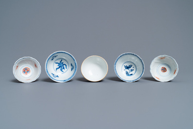 Vijf diverse Chinese koppen en schotels en een bord, Kangxi/Qianlong