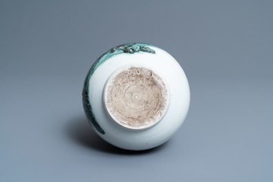 Un vase de forme 'yuhuchunping' en porcelaine de Chine famille rose, 19/20&egrave;me
