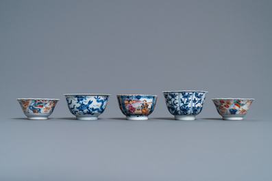 Cinq tasses et soucoupes et une coupe en porcelaine de Chine, Kangxi/Qianlong
