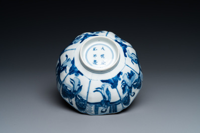 Un bol en porcelaine de Chine en bleu et blanc &agrave; d&eacute;cor de 'longues dames', marque de Chenghua, Kangxi