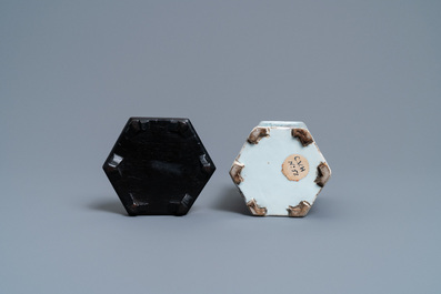 Un pot &agrave; pinceaux de forme hexagonale en porcelaine de Chine famille rose, Yongzheng