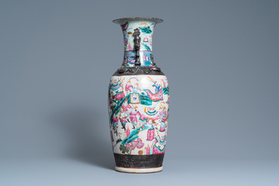 Un vase en porcelaine de Chine famille rose dite 'de Nankin', 19&egrave;me