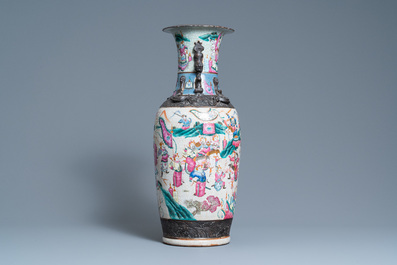 Un vase en porcelaine de Chine famille rose dite 'de Nankin', 19&egrave;me