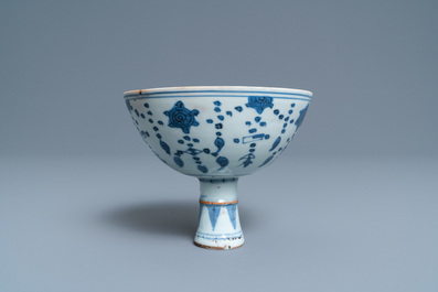 Een Chinese blauw-witte stem cup, Ming