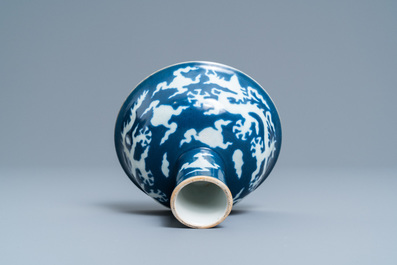 Een Chinese 'draken' stem cup met blauwe fondkleur, Xuande merk, Republiek