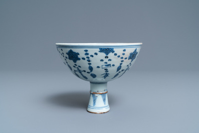 Un bol sur piedouche en porcelaine de Chine en bleu et blanc, Ming