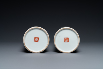 Une paire de porte-chapeaux en porcelaine de Chine famille rose, marque 'Lin zhi cheng xiang, R&eacute;publique