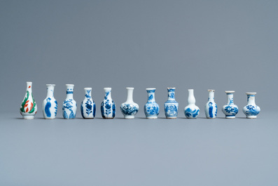 Trente-huit vases miniatures en porcelaine de Chine en bleu et blanc, famille rose et monochrome, Kangxi/Qianlong