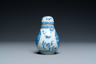 Un saupoudroir en porcelaine de Chine en bleu et blanc d'apr&egrave;s un mod&egrave;le europ&eacute;en en argent, Qianlong