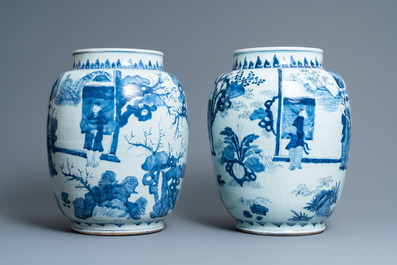 Trois grands vases en porcelaine de Chine en bleu et blanc, &eacute;poque Transition