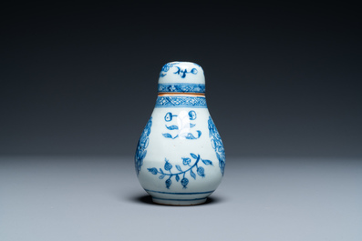 Een Chinese blauw-witte strooier met schroefdop naar Europees zilveren model, Qianlong