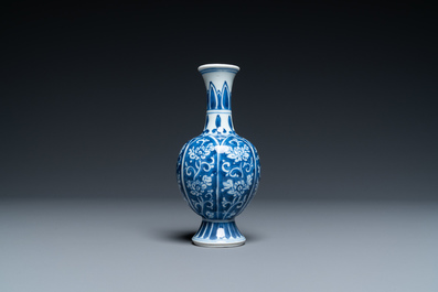 Un vase en porcelaine de Chine en bleu et blanc &agrave; d&eacute;cor de fleurs de lotus, Kangxi