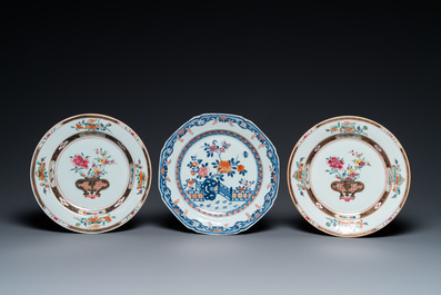 Huit assiettes en porcelaine de Chine famille rose et trois tasses en famille verte, Kangxi/Qianlong