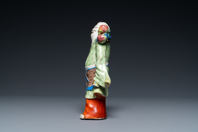 Een Chinese famille rose figuur van een onsterfelijke, Qianlong