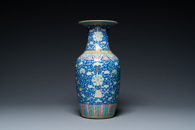 Een Chinese famille rose 'bajixiang' vaas met blauwe fondkleur, 19e eeuw