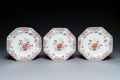 Six assiettes de forme octagonale en porcelaine de Chine famille rose, Qianlong