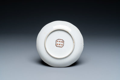 Een ongewoon Chinees bord met sepia decor, zes-karaktermerk, Qianlong/Jiaqing