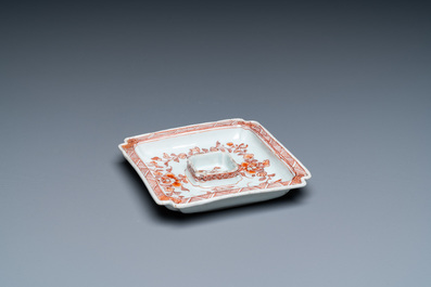 Een Chinese vierkante ijzerrode en vergulde trembleuse met floraal decor, Jiajing merk, Kangxi