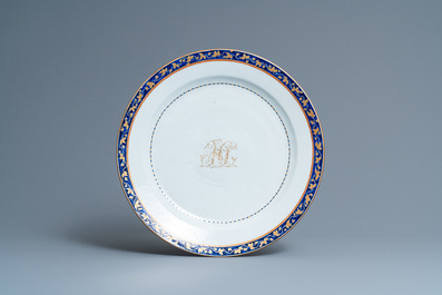 Un grand bol &agrave; punch et son plat en porcelaine de Chine d'exportation orn&eacute; d'un monogramme, Qianlong