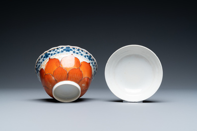 Un bol couvert sur support en porcelaine de Chine en bleu, blanc et rouge de fer, 19&egrave;me