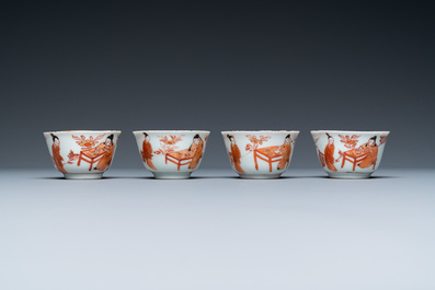 Vier Chinese ijzerrode en vergulde koppen en schotels met figuren bij een tafel, Kangxi