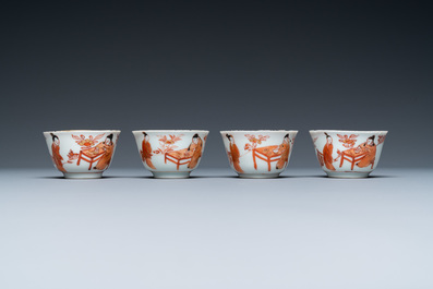 Quatre tasses et soucoupes en porcelaine de Chine en rouge de fer et dor&eacute; &agrave; d&eacute;cor d'un homme et d'une femme &agrave; table, Kangxi