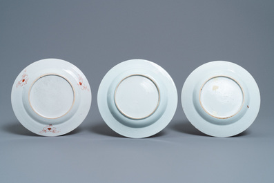 Trois assiettes en porcelaine de Chine famille rose, Yongzheng/Qianlong
