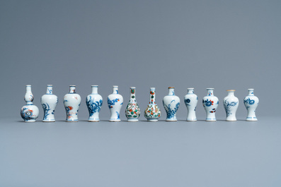 Achtendertig Chinese blauw-witte, famille rose en monochrome miniatuur vaasjes, Kangxi/Qianlong