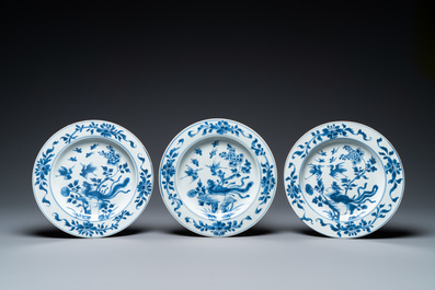 Vijf Chinese blauw-witte schotels en drie borden, Kangxi