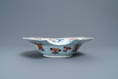 Un plat &agrave; barbe de forme octagonale en porcelaine de Chine de style Imari, Kangxi