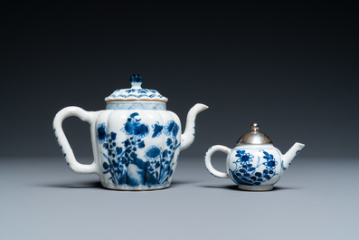 Twee Chinese blauw-witte theepotten, Kangxi/Qianlong