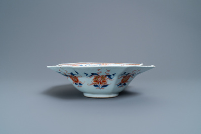 Un plat &agrave; barbe de forme octagonale en porcelaine de Chine de style Imari, Kangxi