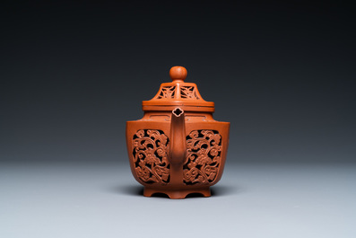 Een Chinese opengewerkte dubbelwandige Yixing steengoed theepot met deksel, Kangxi