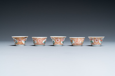 Une collection d'objets &agrave; th&eacute; en porcelaine de Chine famille rose, Yongzheng/Qianlong