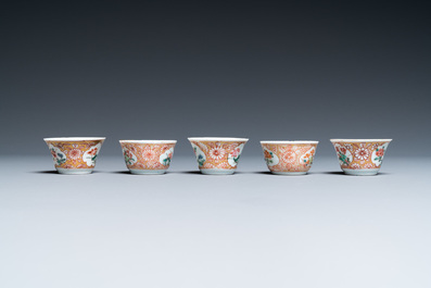 Een collectie Chinees famille rose theegoed, Yongzheng/Qianlong