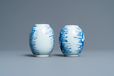 Deux bo&icirc;tes &agrave; th&eacute; en porcelaine de Chine en bleu et blanc, Kangxi