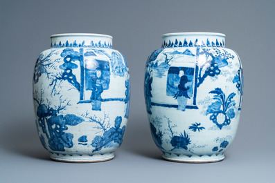 Drie grote Chinese blauw-witte vazen met figuren in een landschap, Transitie periode